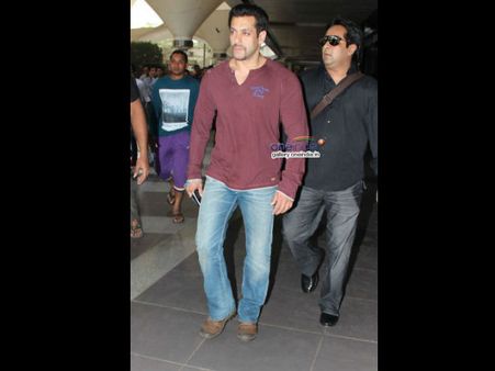 मोदी के शपथ समारोह में सलमान, अमिताभ, रजनी होंगे शामिल