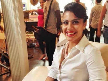 लुक हूज टॉकिंग के सेट पर काजोल अपने करीबी दोस्त निरंजन के साथ