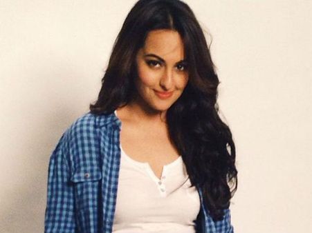 मोदी सरकार के आने से सोनाक्षी खुश कहा सच में अब अच्छे दिन आयेंगे