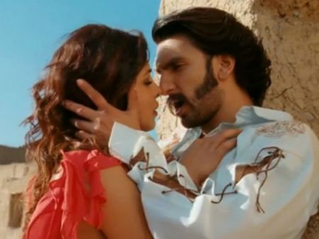 प्रियंका को चूमना रणवीर को पड़ा भारी, हो रहे हैं बेरूखी के शिकार