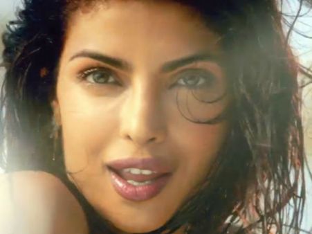 Pics: समंदर में नहाकर और भी नमकीन हो गयी है प्रियंका...