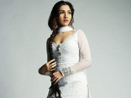 इंतजार खत्म: गोविंदा की बेटी नर्मदा को मिल ही गई हिंदी फिल्म