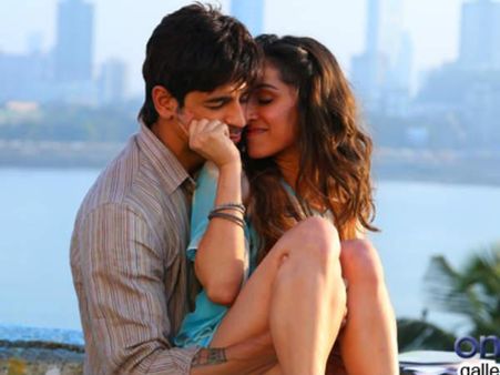 'एक विलेन' के लिए सिनेमाघरों में चक्कर लगा रहे हैं सिद्धार्थ