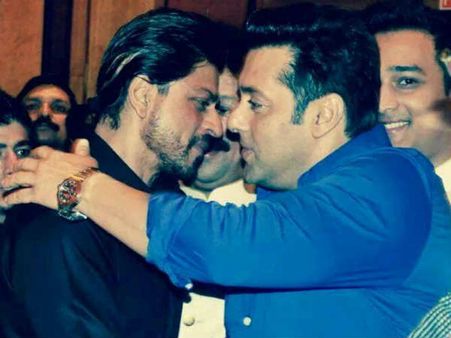 शाहरुख-सलमान का गले मिलना हो गया कॉमन, भइया कुछ नयी खबर सुनाओ