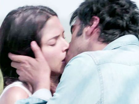 Trailer Out: फिल्म 'फाइंडिंग फेनी' में दीपिका-अर्जुन का लिपलॉक