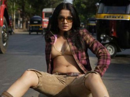 Video: यूके में सेलिना के गे-सेक्स वीडियो ने बनाया रिकार्ड, मिले 10 लाख हिट्स