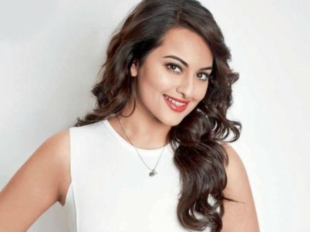 मिस दबंग सोनाक्षी सिन्हा ने खरीदी विश्व कबड्डी लीग टीम