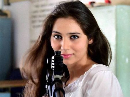 शूटर बन गईं सलमा आगा की हॉट बेटी साशा