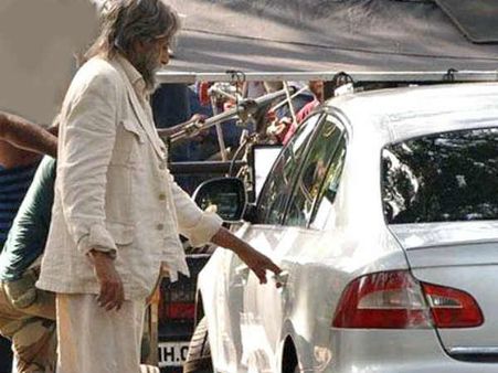 फोटोग्राफर्स से अपना चेहरा नहीं छुपा सके अमिताभ, ट्विटर पर बांटी परेशानी