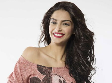 रेखा जी की 'खूबसूरत' से कोई कंपेरिजन नहीं- सोनम