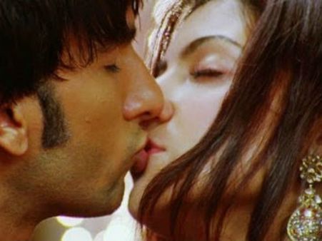 फिर अनुष्का ने रणवीर से कहा..दिल धड़कने दो...