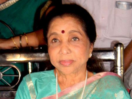 मेरी तरह सानिया पर भी फालतू का बवाल मचा है: आशा भोंसले