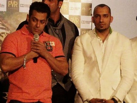 टाइगर ही दुलार सकते हैं बाघ को- फैंस