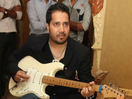 बोले मिका सिंह..आज भी दलेर के हाथों मारा जाता हूं