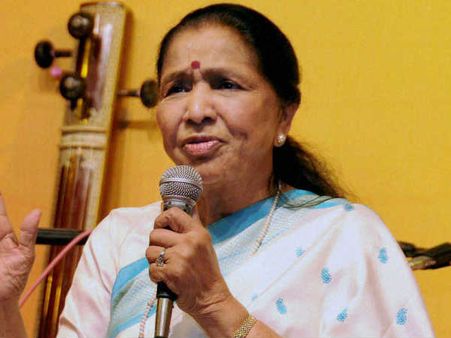 81 साल की आशा की आवाज में खनकती है 16 साल की लड़की