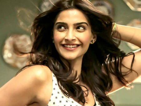 Pics: 'खूबसूरत' में काफी खूबसूरत लग रही हैं सोनम कपूर