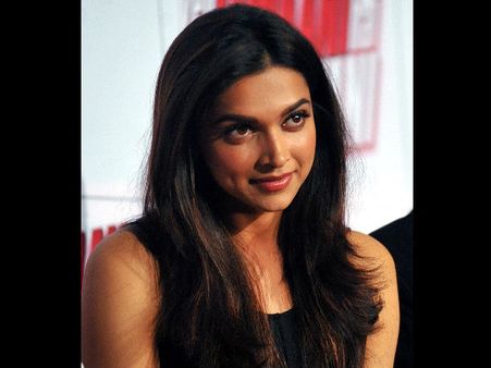 कटिली दीपिका संग इश्क लड़ायेंगे मिस्टर धवन