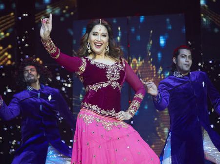 Pics: माधुरी की कातिलाना अदाओं के साथ खत्म हुआ शाहरूख का स्लैम-टूर
