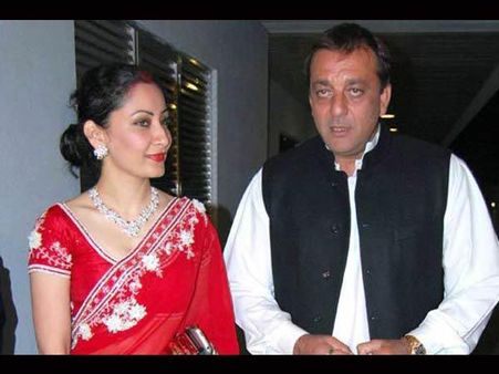 अपने रीयल चांद से मिलने मान्यता जायेंगी जेल!