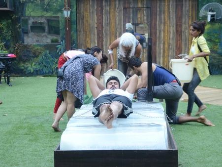 Bigg Boss 8- दीपशिखा होंगी बाहर, रेखा की खूबसूरती में खोये सलमान