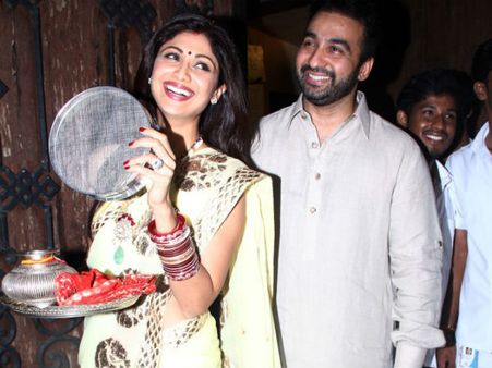 Pics:व्रत ना सही करवाचौथ की हर रस्म में जया के साथ अमिताभ