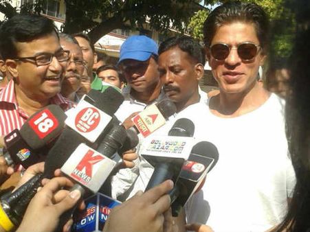 Election and Bollywood-सितारों की उंगलिया रंगी वोट के रंग