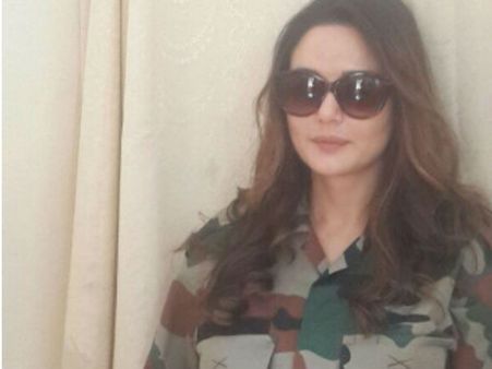 जवानों का हौसला बढ़ाने वर्दी पहन सरहद पर पहुंची प्रीति जिंटा