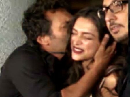 तस्वीरों में- शाहरुख ने चूमा प्रियंका को..कैटरीना के लबों पर रणबीर के लब