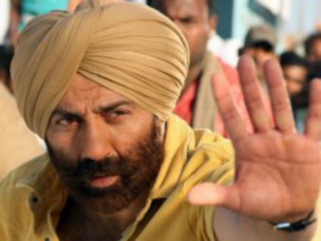 OUCH:मुंबई की बारिश ने सनी को किया घायल, डूब गए करोड़ों