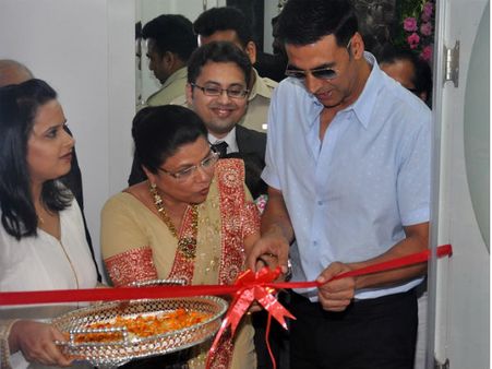 अक्षय ने किया 'ला पील' स्किन क्लीनिक का उदघाटन