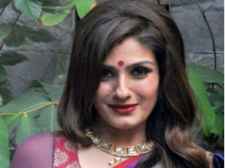 मोदी के स्वच्छता अभियान के रवीना टंडन ने पढे़ मथुरा में कसीदे