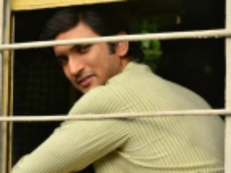 पहले लुक से सस्पेंस बना गए ब्योमकेश 'सुशांत' बख्शी