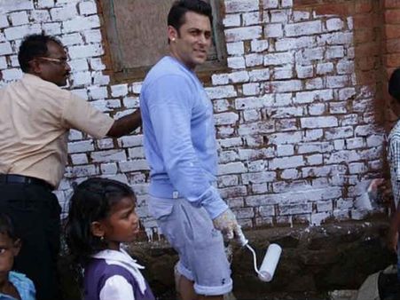 सलमान के हाथों में मोदी की झाड़ू, आमिर नेक्स्ट