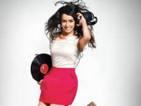 Video: बसंती की इमेज चेंज, हॉट अवतार में श्रद्धा के ठुमके