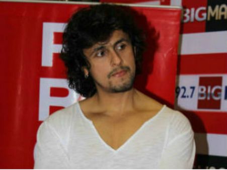 ..और फिर पुलिस ने सोनू निगम को गाने से रोक दिया!