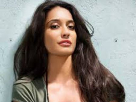 लीजा हेडन अपने स्टेसस पर हुई confuse, वरूण को किया नाराज