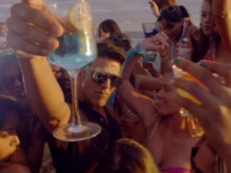 शराब के 'शौकीन्स' अक्षय कुमार, फिल्म के 2 गाने हो सकते हैं बैन