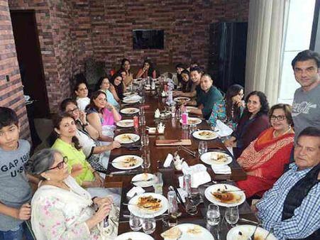 अर्पिता - आयुष ने दिया 'अपने' घर पर फैमिली डिनर