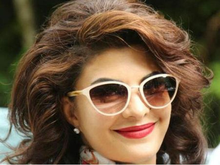 1st look: फिल्म 'रॉय' में कुछ ऐसी दिख रहीं हैं जैकलीन