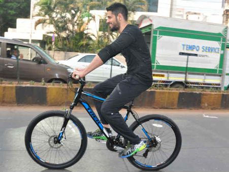 ए विलेन..साइकिल लिये कहां चल दिये!