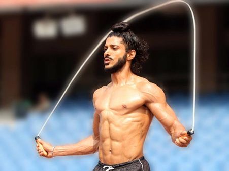 32 साल बाद अक्षय के 4 एब्स और 3 महीने में शाहरुख के 8!