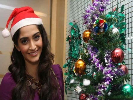 क्रिसमस दूर है तो क्या Santa सोनम तो तैयार हैं!