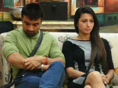 गौहर के छोटे कपड़ों ने ज़रूर लड़के को उकसाया होगा: एजाज़ खाऩ