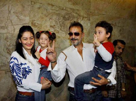 PICS: जेल से मिला आराम, परिवार- दोस्तों संग बैठकर संजय ने देखा Pk