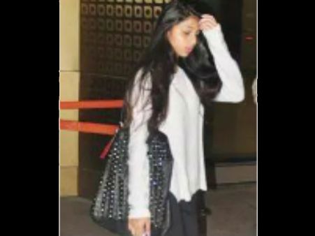 शाहरुख पहुंचे मुंबई हैप्पी न्यू ईयर खत्म!