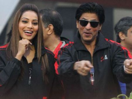 AWWW PIC: फैन शाहरूख और अलोन बिपाशा...होंठों को थोड़ा राउंड घुमा के