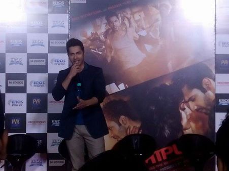 बदलापुर ईवेंट में तेवर के प्रमोशन करते दिखे वरुण!