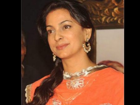 फ्रंट पेज पर ऐसी तस्वीर....टाइम्स ऑफ इंडिया पर भड़कीं जुही चावला