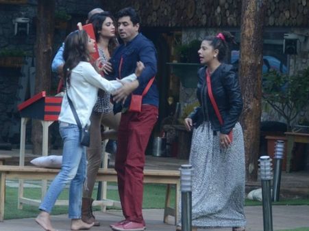 Bigg Boss 8- संभावना सेठ का सफर हुआ खत्म..बाइक पर फरार