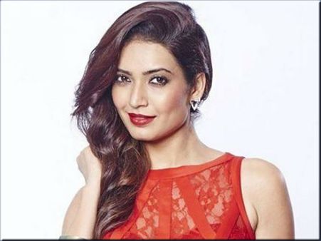 गौतम के बाद करिश्मा का फोकस भी बॉलीवुड, रिलीज़ को तैयार है फिल्म